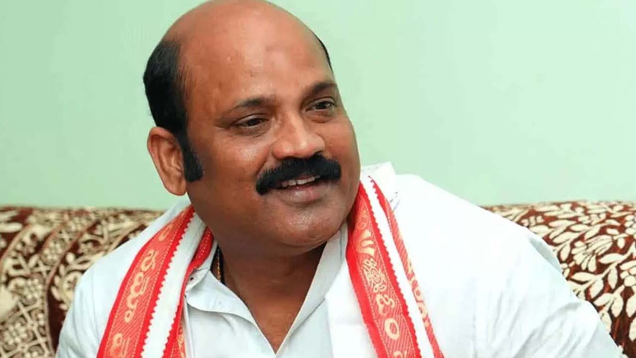 గన్నవరం ఎయిర్‌పోర్ట్ కాంట్రాక్ట్‌పై మాట్లాడుతున్న విప్ యార్లగడ్డ వెంకట్రావు