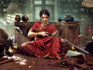 మా ఇంటి బంగారం చిత్రంలో సమంత రూ.50 కోట్ల కలెక్షన్స్ సాధించిన వార్త తెలిపే చిత్రం